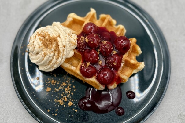 Lütticher Waffel mit Glühweinkirschen, Zimtsahne & Spekulatius-Crumble
