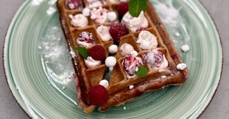 Buttermilch-Waffel mit Himbeeren und Meringue-Sahne