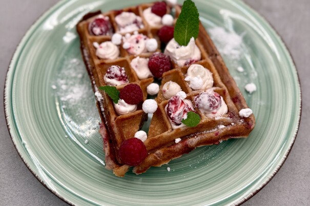 Buttermilch-Waffel mit Himbeeren und Meringue-Sahne