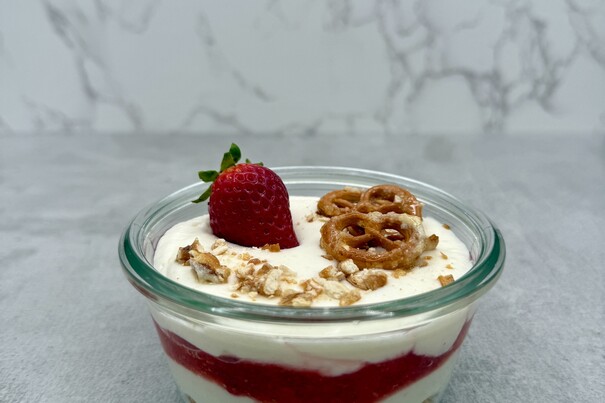 Bayerische Creme mit Erdbeeren & karamellisierten Salzbrezeln