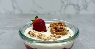 Bayerische Creme mit Erdbeeren & karamellisierten Salzbrezeln