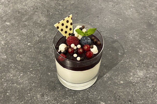 Bayerische Creme mit Cassis, Sahne und feinem Schoko-Dekor