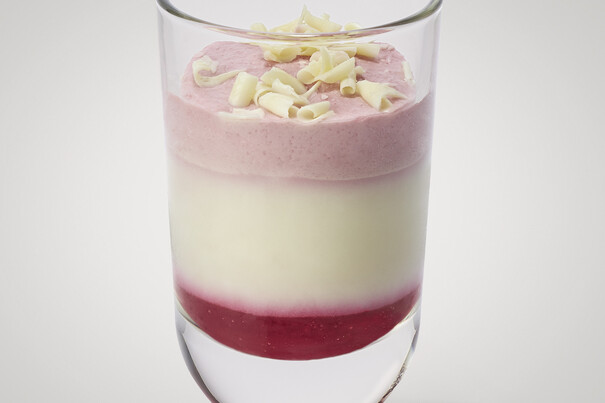 Joghurtcreme mit Zweierlei von der Himbeere Joghurtcreme mit Zweierlei von der Himbeere