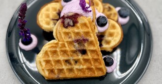Skyr-Blaubeer-Waffel mit Blueberry-Cheesecake-Creme und Heidelbeeren