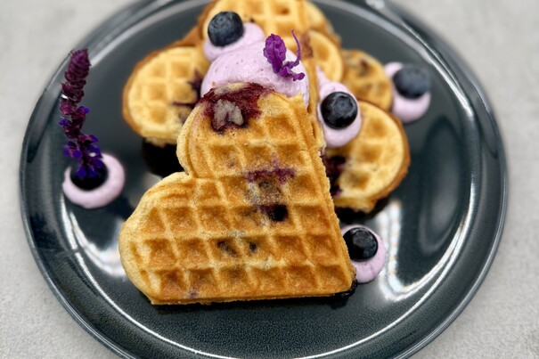 Skyr-Blaubeer-Waffel mit Blueberry-Cheesecake-Creme und Heidelbeeren