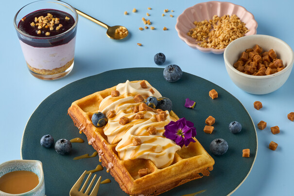 Waffel mit Toffee-Sahne und Salted Caramel Fudge