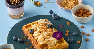 Waffel mit Toffee-Sahne und Salted Caramel Fudge