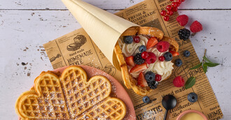 Gefüllte Herzwaffel mit Vanillesahne und Waldfrüchten