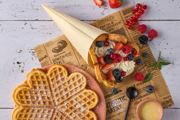 Gefüllte Herzwaffel mit Vanillesahne und Waldfrüchten