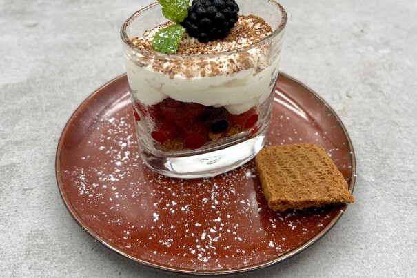 Bayerische Creme Schichtdessert mit Lotus-Keksen und Waldfrüchten