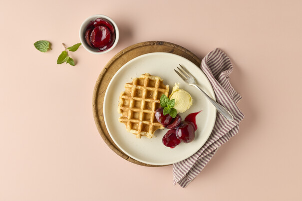 Lütticher Waffel mit Pflaumenkompott & Vanilleeis