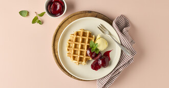 Lütticher Waffel mit Pflaumenkompott & Vanilleeis