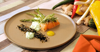 Lachs mit Wasabi-Nishiki-Reis, Thai-Spargel und Furikake