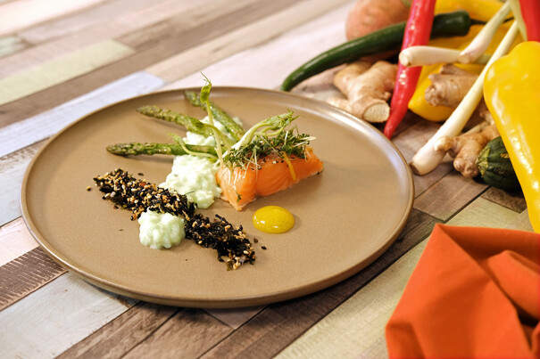 Lachs mit Wasabi-Nishiki-Reis, Thai-Spargel und Furikake