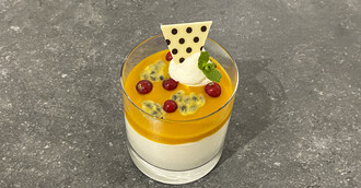 Bayerische Creme mit Mango, Passionsfrucht und feinem Schoko-Dekor