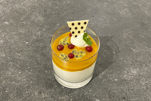 Bayerische Creme mit Mango, Passionsfrucht und feinem Schoko-Dekor