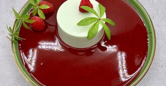 Waldmeister Panna Cotta mit Himbeersoße