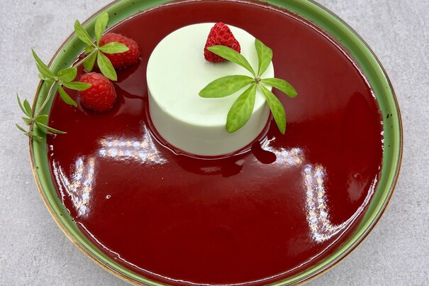 Waldmeister Panna Cotta mit Himbeersoße