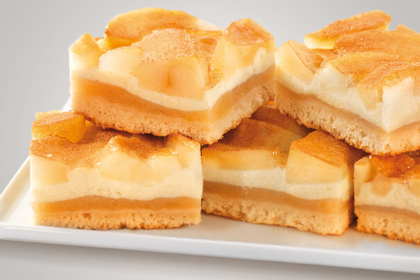 Apfel-Creme-Kuchen, geschnitten Apfel-Creme-Kuchen, geschnitten