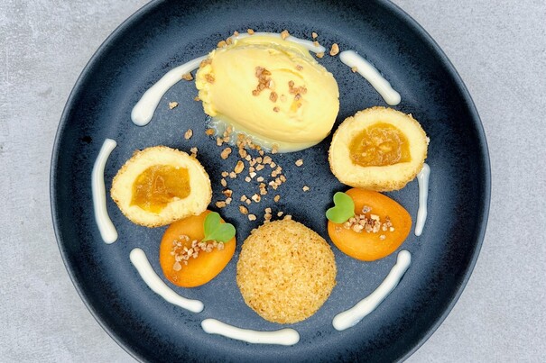 Marillen-Topfenknödel mit Aprikoseneis, Vanillesauce und Krokant
