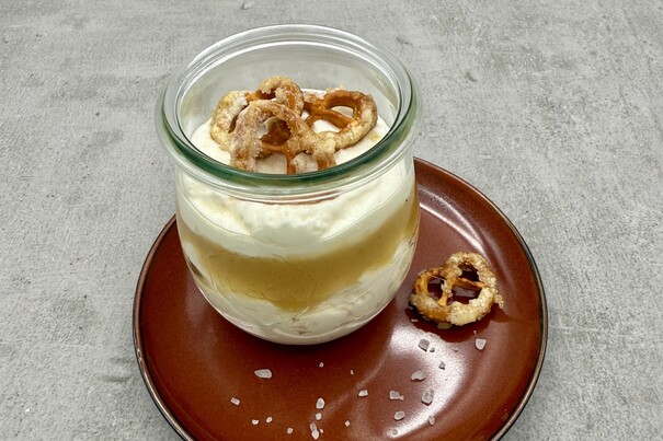 Bayerische Creme mit Apfelkompott & karamellisierten Salzbrezeln