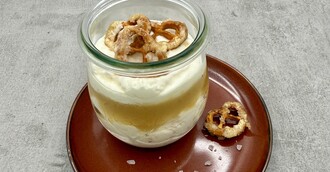 Bayerische Creme mit Apfelkompott & karamellisierten Salzbrezeln