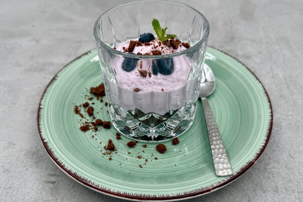 Blueberry-Cheesecake-Creme mit Dark Crumble und frischen Blaubeeren