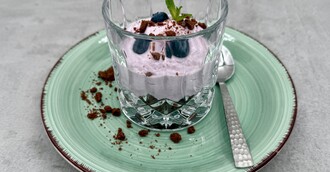 Blueberry-Cheesecake-Creme mit Dark Crumble und frischen Blaubeeren