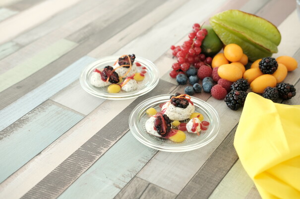 Vanille-Mohncreme mit marinierten Brombeeren