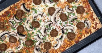 Blechpizza vegane Hackbällchen-Champignon