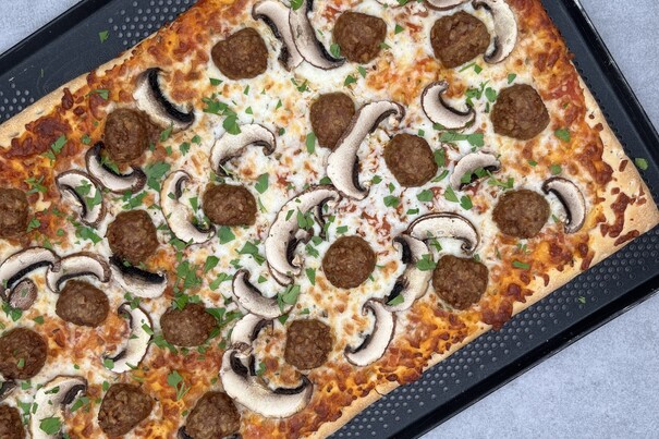 Blechpizza vegane Hackbällchen-Champignon