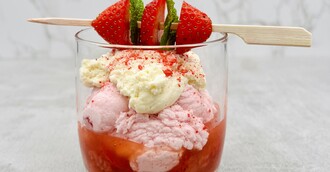 Mousse Duo Bourbon-Vanille & Erdbeer-Rhabarber mit Erdbeer-Minz Spießchen