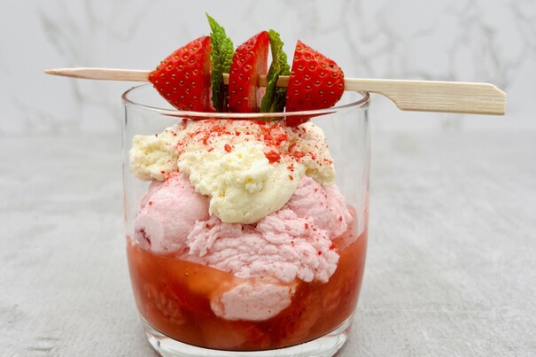 Mousse Duo Bourbon-Vanille & Erdbeer-Rhabarber mit Erdbeer-Minz Spießchen