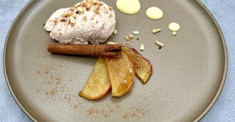 Mousse Bratapfel mit Mandelstiften,  karamellisiertem Apfel und Vanillesoße