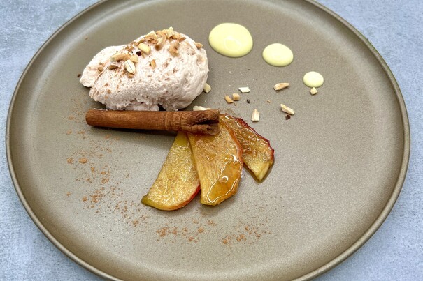 Mousse Bratapfel mit Mandelstiften,  karamellisiertem Apfel und Vanillesoße