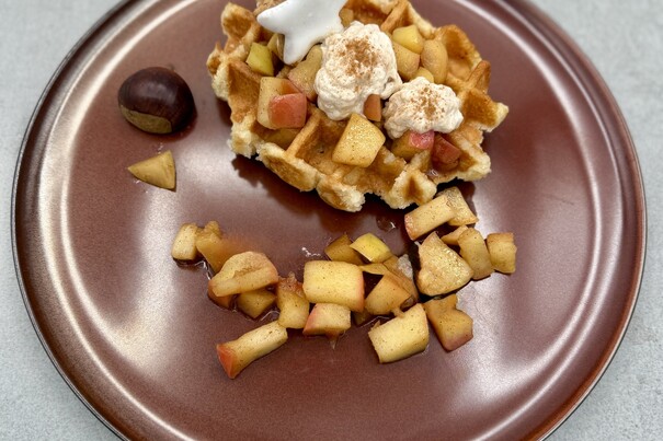 Lütticher Waffel mit Maronensahne & Zimtäpfeln