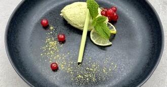 Mousse Limone-Joghurt-Gechmack mit Matcha und Limettenabrieb
