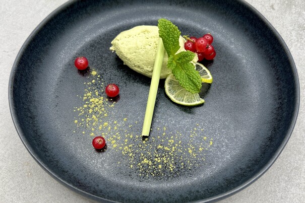 Mousse Limone-Joghurt-Gechmack mit Matcha und Limettenabrieb