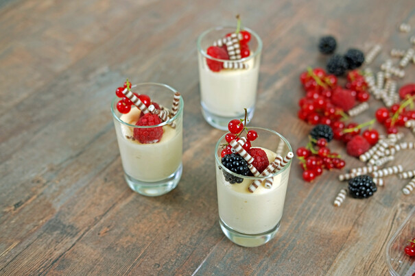 Paradiescreme  Butterkeks-Geschmack mit marinierten Beeren