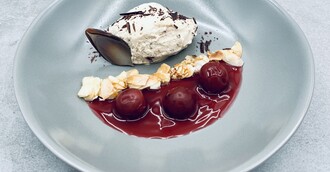 Mousse Marzipan mit warmen Sauerkirschen und karamellisierten Mandelblättchen