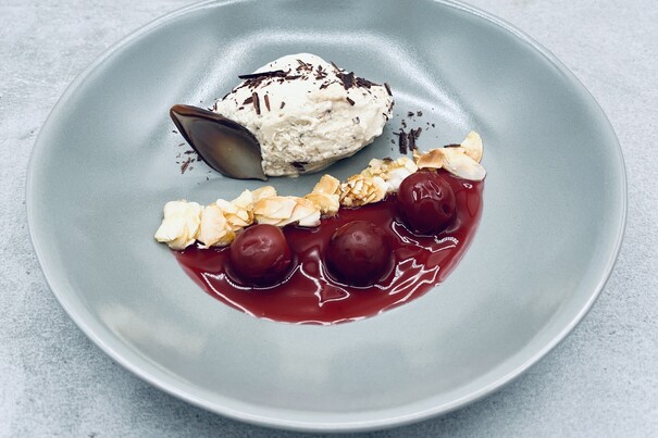 Mousse Marzipan mit warmen Sauerkirschen und karamellisierten Mandelblättchen