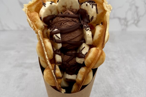Bubble Waffel mit Schokoladeneis & Banane