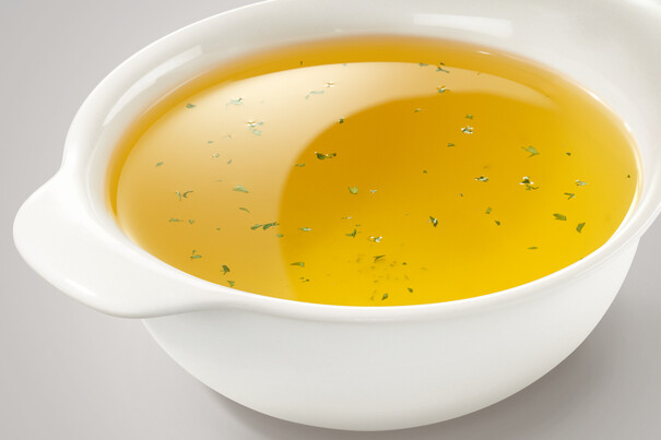 Hühnerkraftbouillon, Goldhuhn, mit Kräutereinlage Hühnerkraftbouillon, Goldhuhn, mit Kräutereinlage