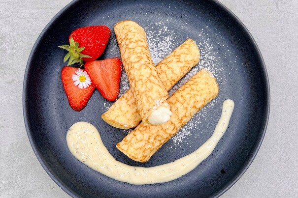 Gefüllte Topfen Mini-Palatschinken mit Vanillesauce und Erdbeeren