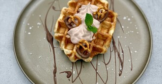 Lütticher Waffel mit Schoko-Sahne und Schoko-Brezeln
