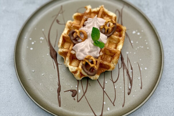 Lütticher Waffel mit Schoko-Sahne und Schoko-Brezeln