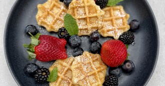 Mini-Waffeln mit roten Früchten