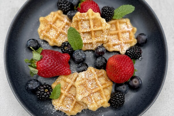 Mini-Waffeln mit roten Früchten