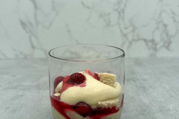 Veganes Tiramisu-Kirsch-Dessert