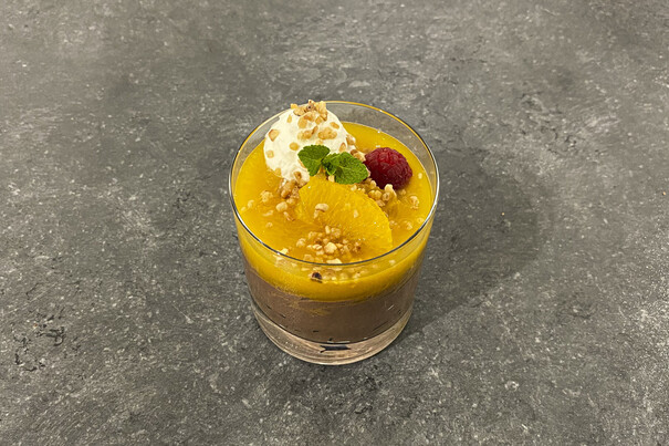 Mousse au Chocolat mit Zimtorangen und Haselnuss-Krokant